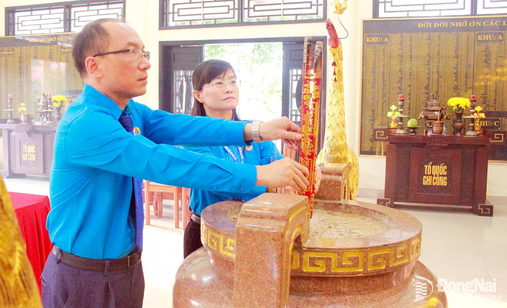 L&atilde;nh đạo Li&ecirc;n đo&agrave;n Lao động tỉnh Đồng Nai d&acirc;ng hương tại Nh&agrave; thờ B&aacute;c Hồ. Ảnh: N.H&ograve;a