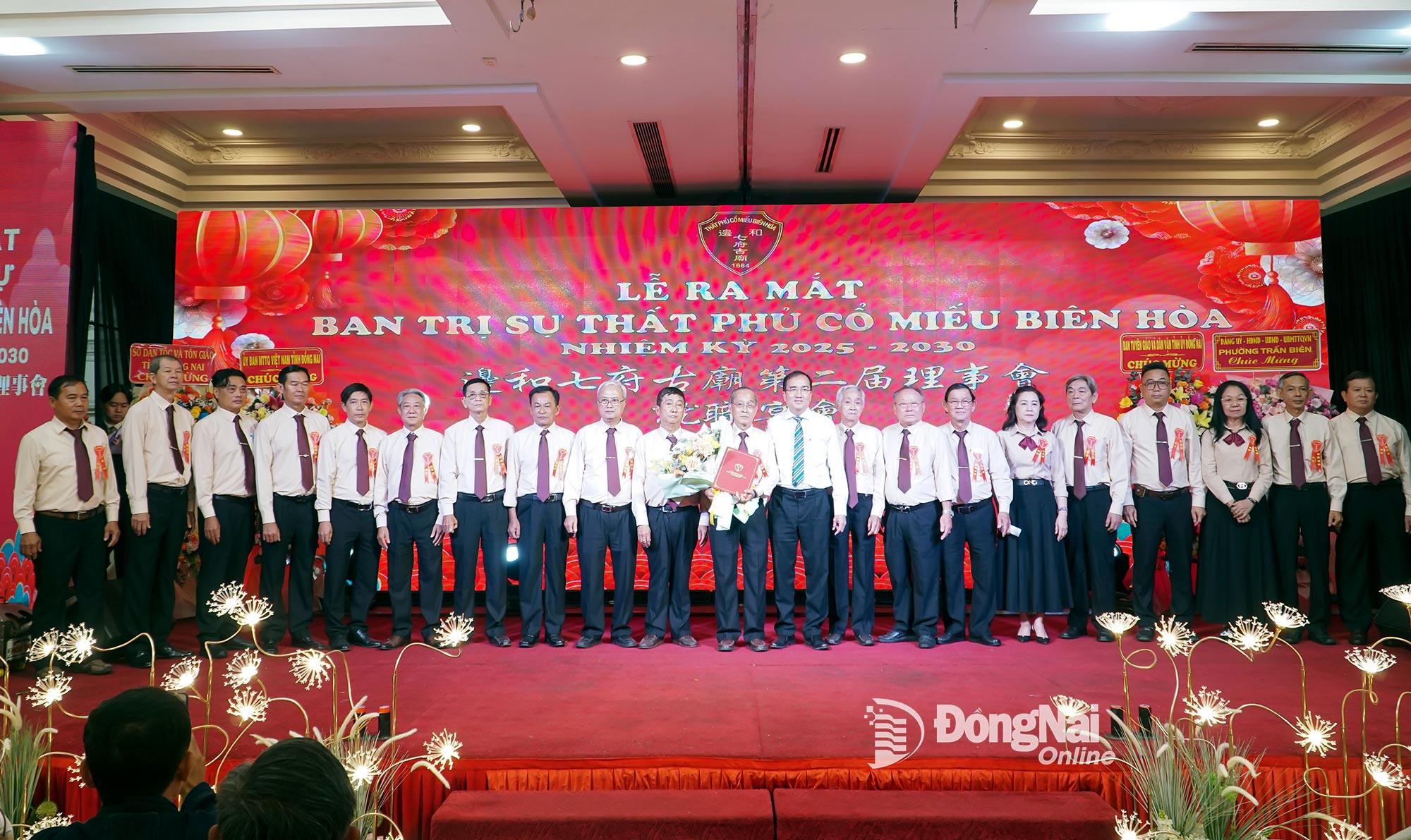 Ban Trị sự Thất phủ Cổ miếu (chùa Ông) nhiệm kỳ 2025-2030 ra mắt. Ảnh: Đặng Hùng  