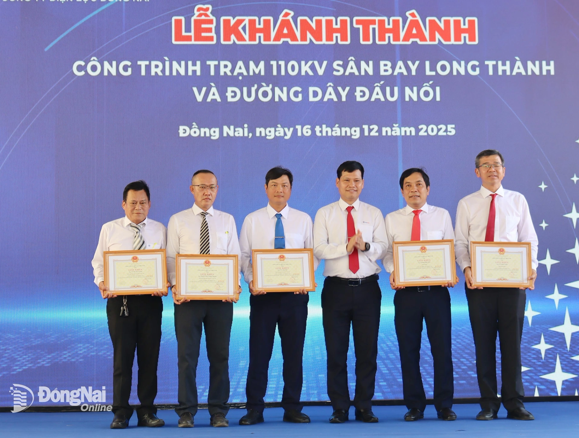 Ông Bùi Quốc Hoan, Phó Tổng giám đốc, Tổng công ty Điện lực miền Nam khen thưởng các tập thể, cá nhân có thành tích đưa công trình về đích trước kế hoạch. Ảnh: Hoàng Lộc