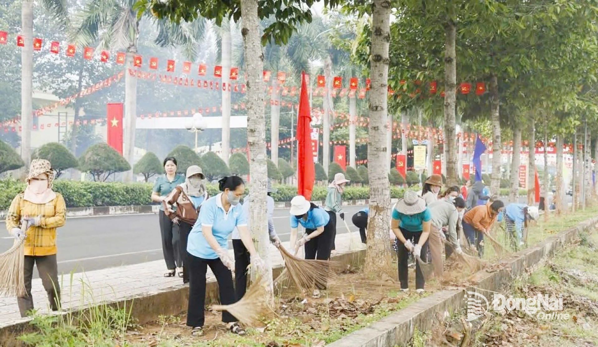 Cán bộ, nhân dân xã Thiện Hưng và các đơn vị phối hợp làm dân vận chào mừng thành công Đại hội Đại biểu Đảng bộ tỉnh Đồng Nai lần thứ I, nhiệm kỳ 2025-2030 và chào mừng Ngày truyền thống công tác dân vận. Ảnh: Như Tình