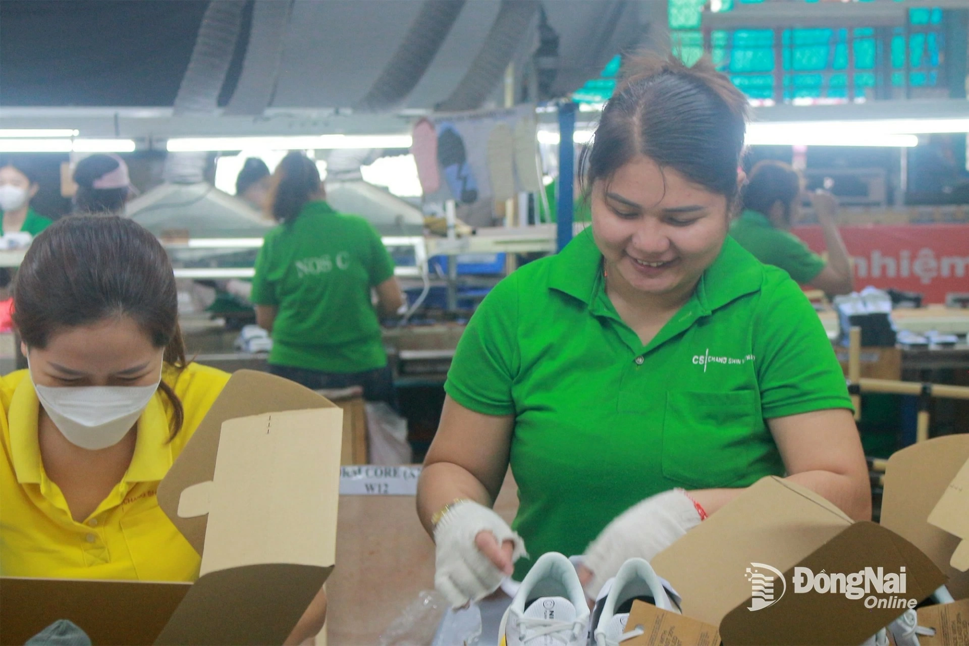 Công nhân Công ty TNHH Changshin Việt Nam làm việc tại xưởng sản xuất. Ảnh: Thảo My