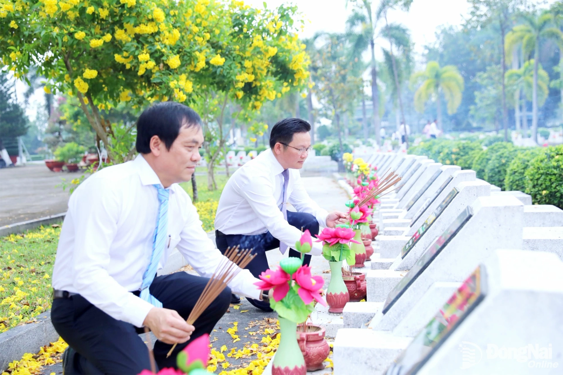 Ban Thường vụ Hội Nông dân tỉnh Đồng Nai thắp hương tại các phần mộ liệt sĩ. Ảnh: Huy Anh