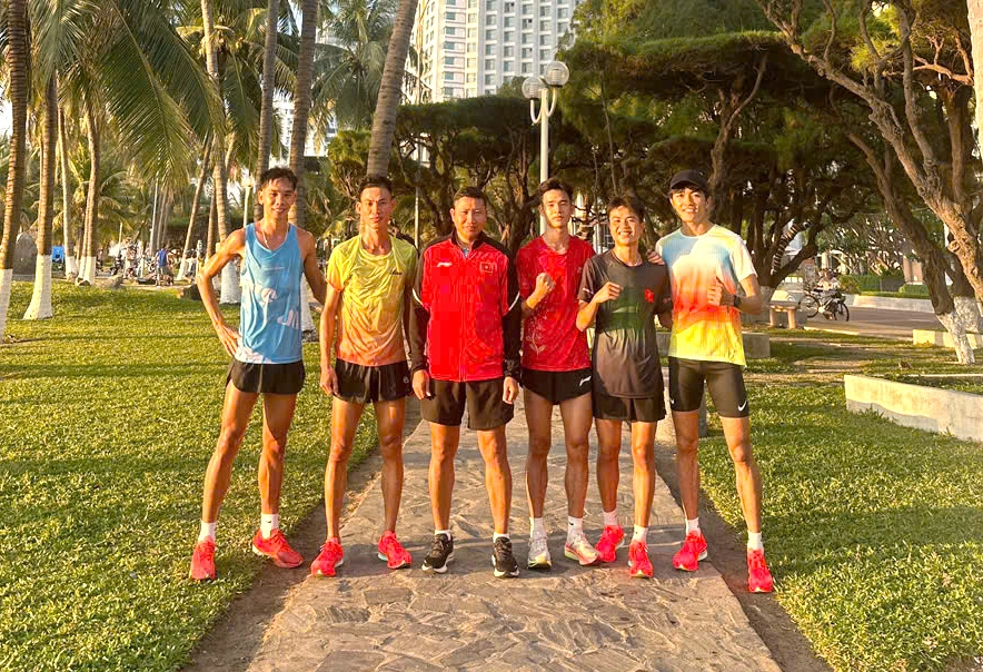 Huấn luyện viên Nguyễn Ngọc Quang (thứ ba từ trái qua) cùng các học trò đã có mặt tại Khánh Hòa để làm quen thời tiết thi đấu. Ảnh: NVCC