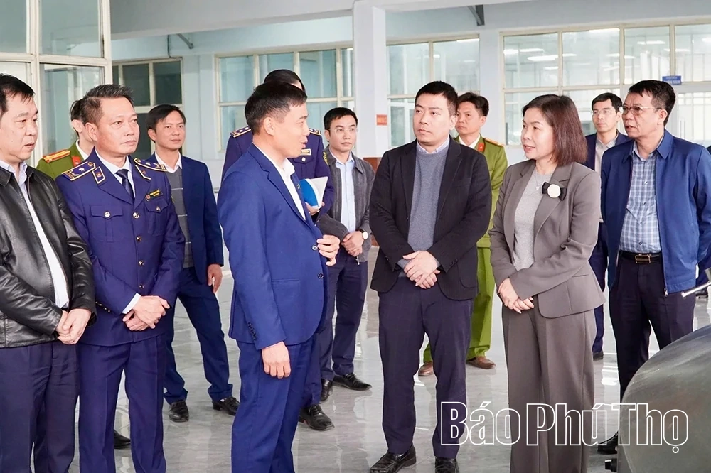 Kiểm tra c&ocirc;ng t&aacute;c b&igrave;nh ổn thị trường dịp Tết Nguy&ecirc;n đ&aacute;n B&iacute;nh Ngọ 2026