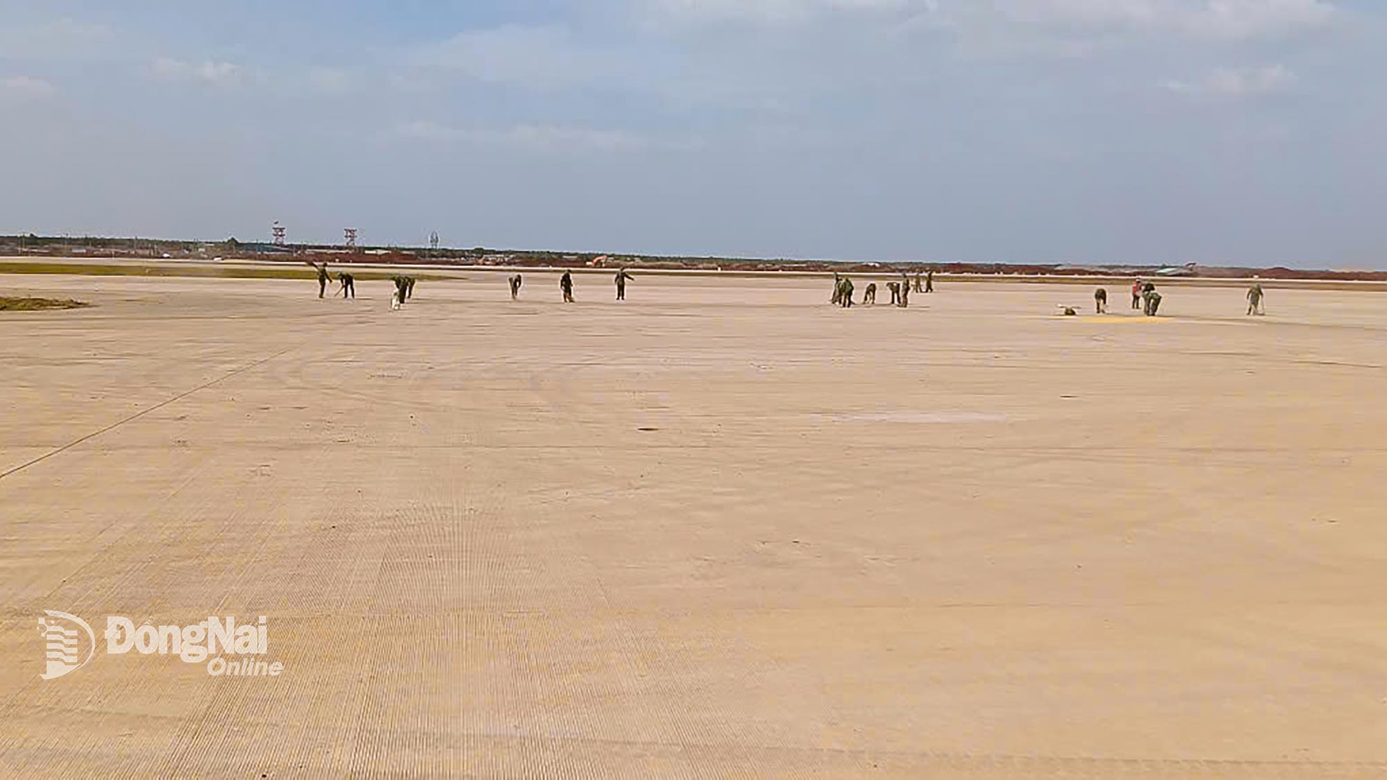Trên đường băng số 1 Sân bay Long Thành, các phương tiện phục vụ chuyến bay kỹ thuật đã được điều động đến.