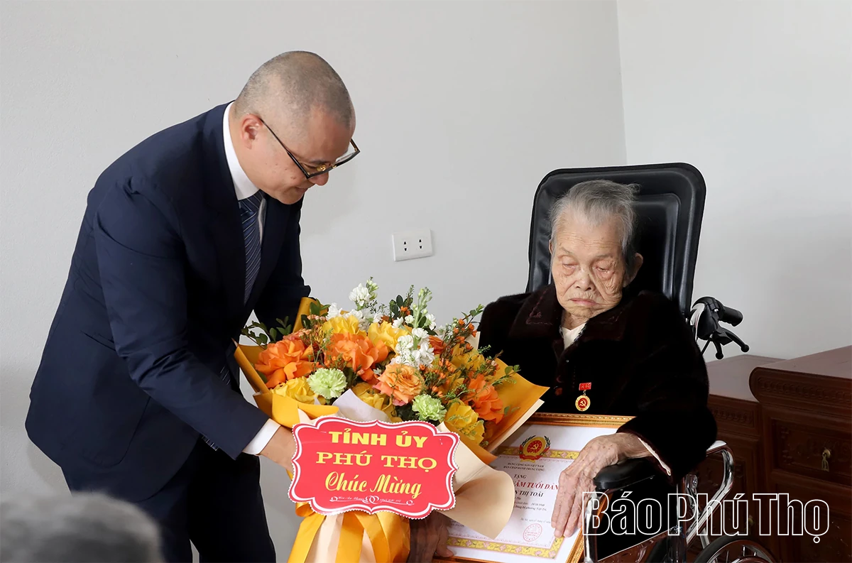 B&iacute; thư Tỉnh ủy Phạm Đại Dương trao Huy hiệu 80 năm tuổi Đảng tại phường Việt Tr&igrave;