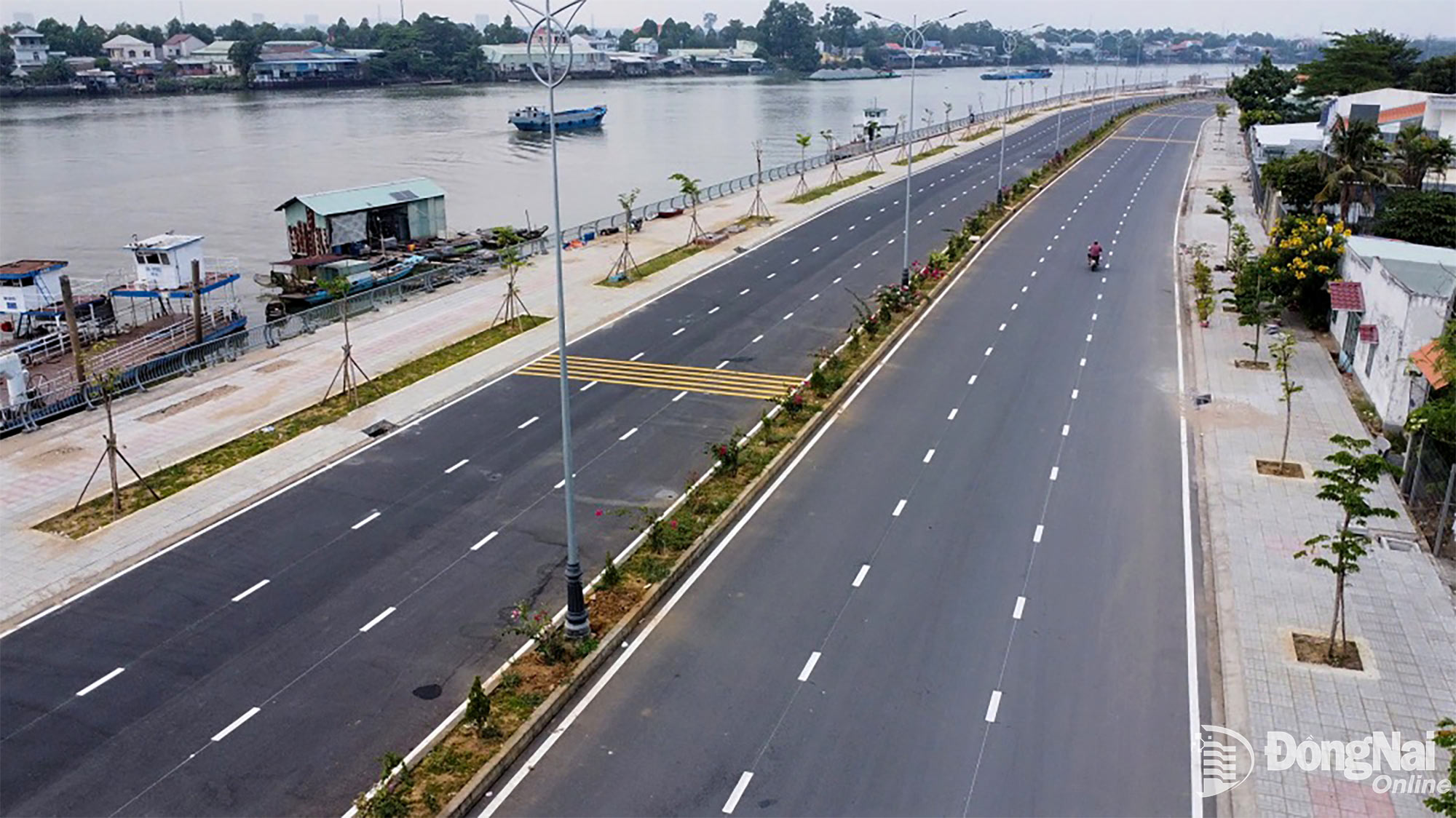 Đường ven s&ocirc;ng Đồng Nai khi ho&agrave;n th&agrave;nh, đưa v&agrave;o khai th&aacute;c sẽ g&oacute;p phần chia sẻ lưu lượng phương tiện lưu th&ocirc;ng tr&ecirc;n đường Huỳnh Văn Nghệ. Ảnh: Phạm T&ugrave;ng