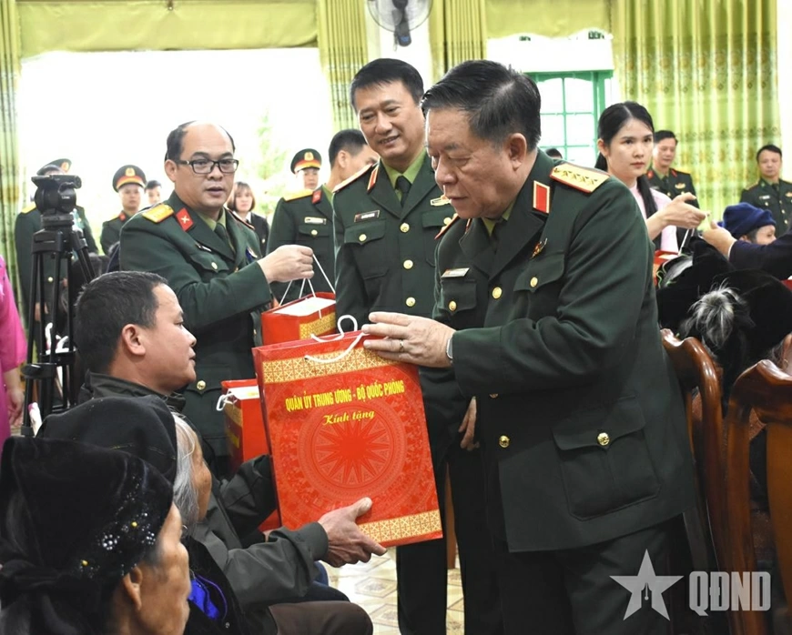 Đại tướng Nguyễn Trọng Nghĩa trao qu&agrave; tặng c&aacute;c gia đ&igrave;nh ch&iacute;nh s&aacute;ch, người c&oacute; c&ocirc;ng tr&ecirc;n địa b&agrave;n tỉnh Cao Bằng. Ảnh: Anh Minh