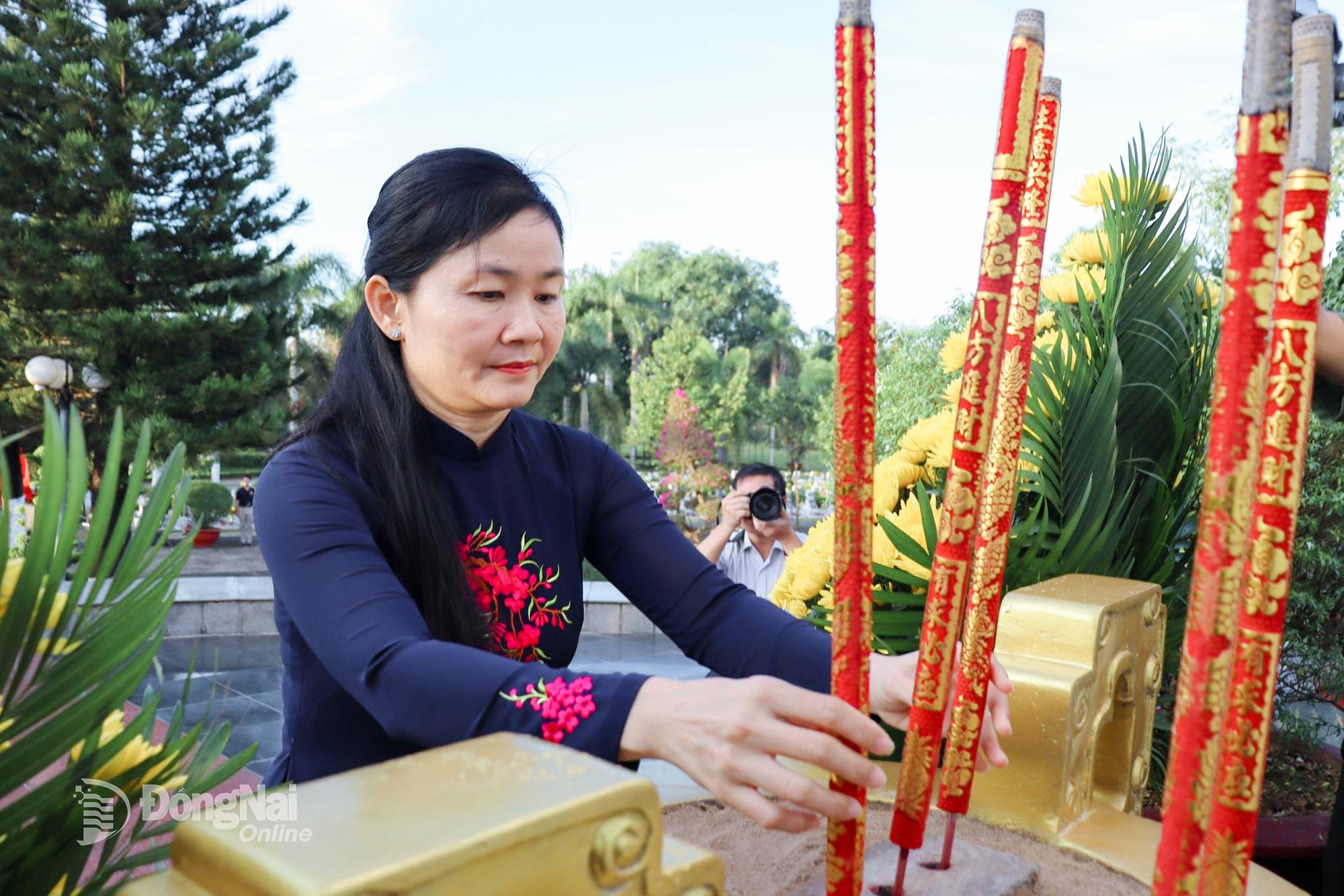 Đồng chí Tôn Ngọc Hạnh, Ủy viên dự khuyết Trung ương Đảng, Phó Bí thư Thường trực Tỉnh ủy, Chủ tịch HĐND tỉnh Đồng Nai dâng hương lên đài tưởng niệm các anh hùng liệt sĩ. Ảnh: Nguyệt Hà