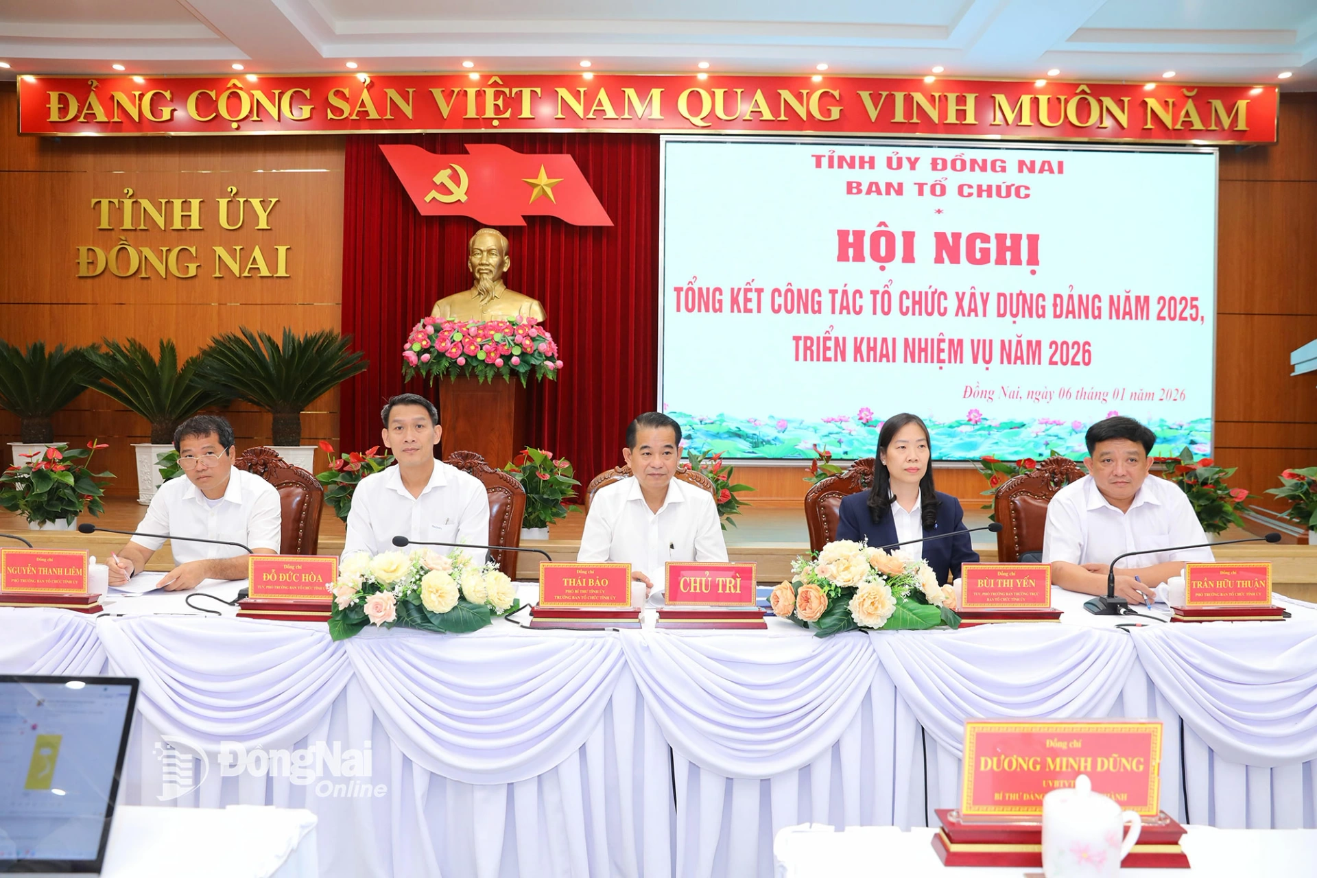 Đồng chí Thái Bảo, Phó Bí thư Tỉnh ủy, Trưởng ban Tổ chức Tỉnh ủy và các đồng chí Phó Trưởng ban Tổ chức Tỉnh ủy chủ trì hội nghị. Ảnh: Huy Anh