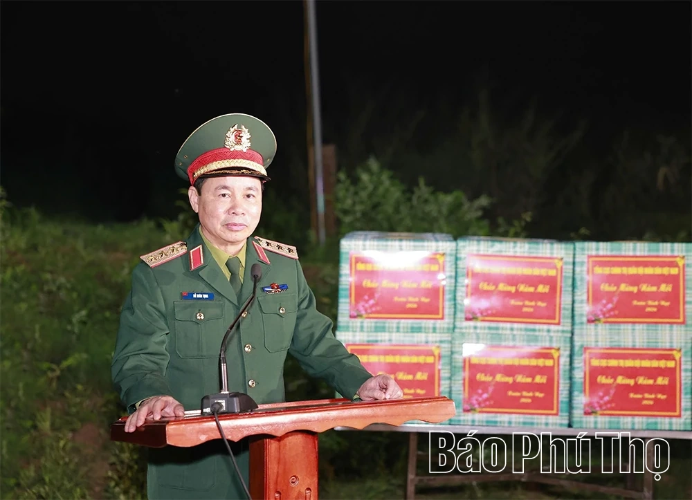 Phó Chủ nhiệm Tổng cục Chính trị Đỗ Xuân Tụng động viên lực lượng tham gia lắp đặt cầu phao qua sông Lô