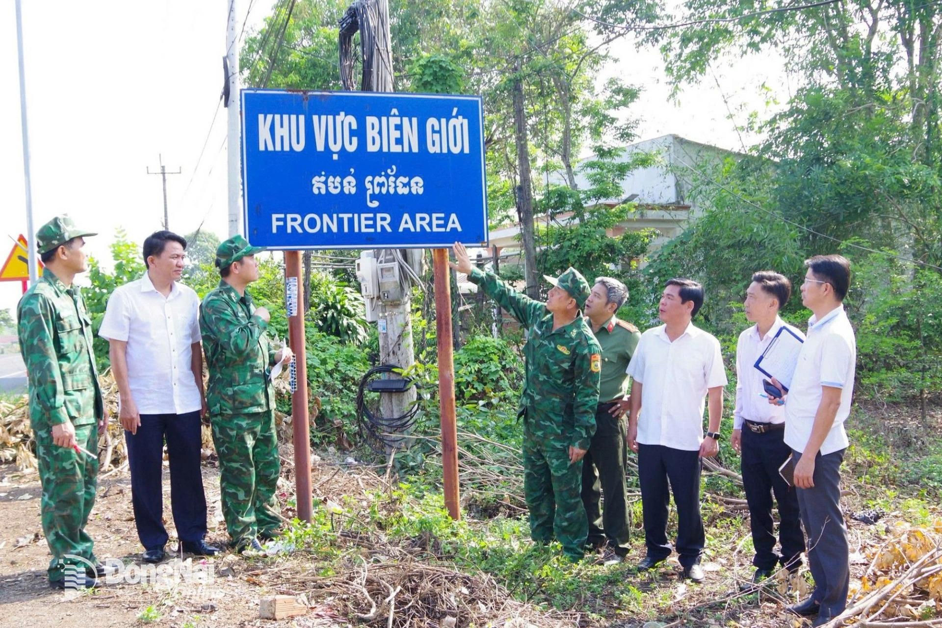Thượng tá Đoàn Trọng Nghĩa, Phó Chỉ huy trưởng, Tham mưu trưởng Ban Chỉ huy Bộ đội biên phòng tỉnh (thứ 5 từ phải qua) và thành viên đoàn khảo sát của tỉnh khảo sát thực địa biển báo khu vực biên giới của tỉnh. Ảnh: Hữu Thịnh