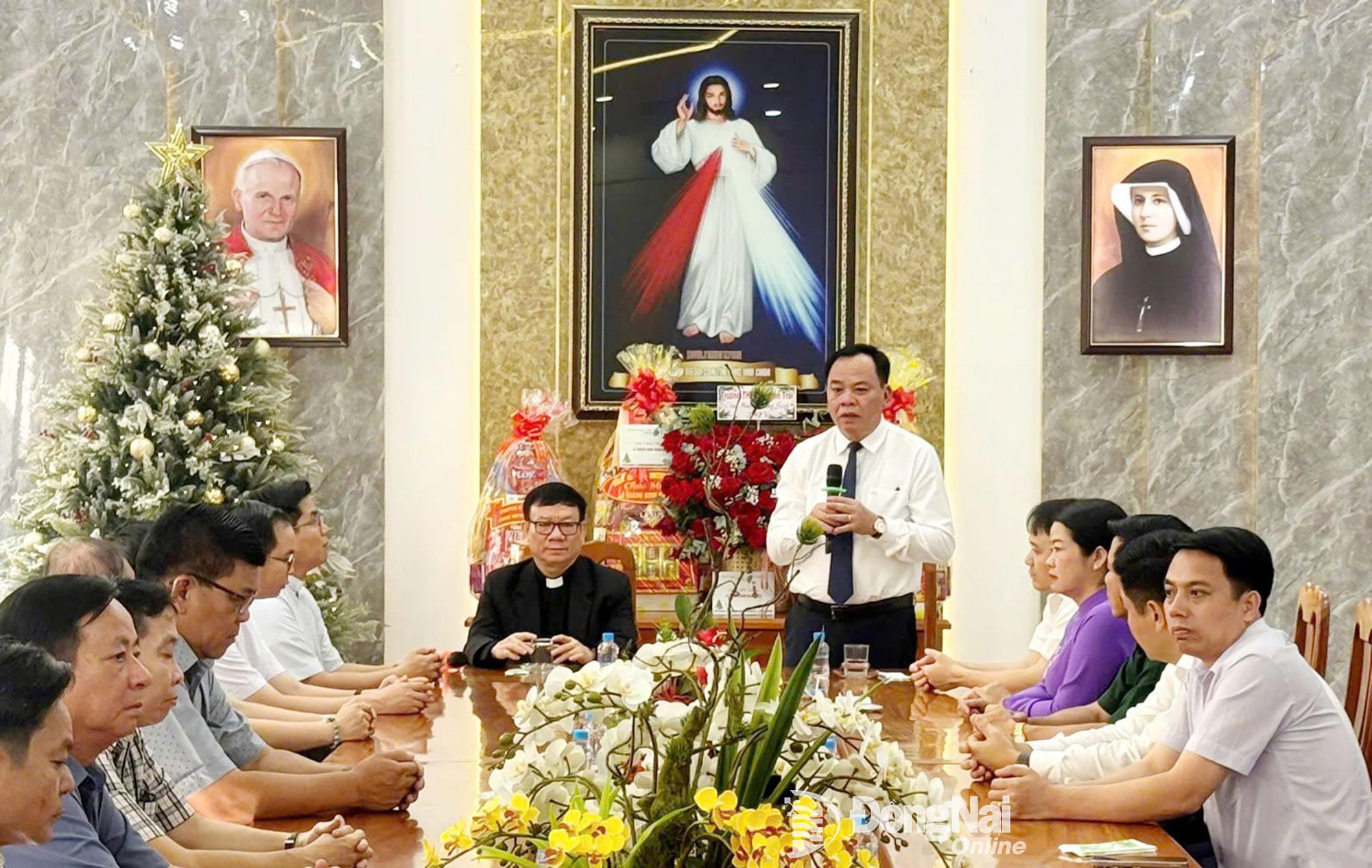 Đồng ch&iacute; V&otilde; Tấn Đức, Ph&oacute; B&iacute; thư Tỉnh ủy Đồng Nai c&ugrave;ng c&aacute;c th&agrave;nh vi&ecirc;n trong đo&agrave;n ch&uacute;c mừng Gi&aacute;ng sinh năm 2025 đến&nbsp;Linh mục H&agrave; Đăng Định,&nbsp;Ch&aacute;nh xứ Gi&aacute;o xứ Th&aacute;nh T&acirc;m. Ảnh: Thanh Trọng  