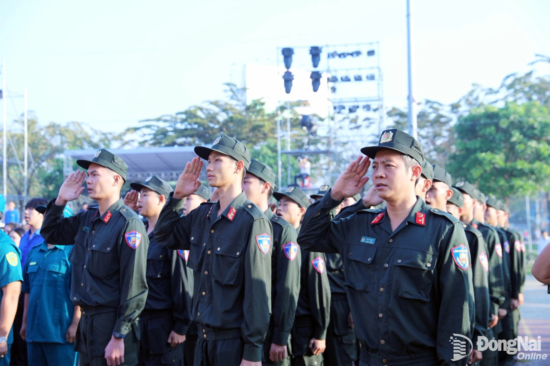 Đại biểu v&agrave; lực lượng c&aacute;c khối thực hiện nghi thức ch&agrave;o cờ. Ảnh: Huy Anh