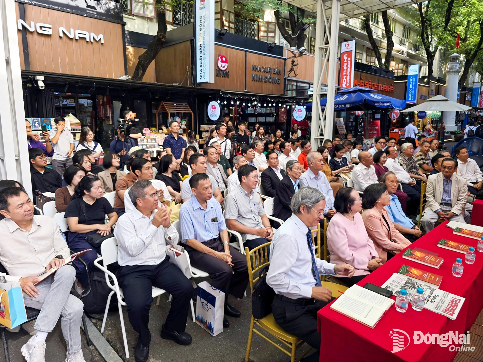 Buổi giao lưu, ra mắt sách thu hút rất đông người tham dự.