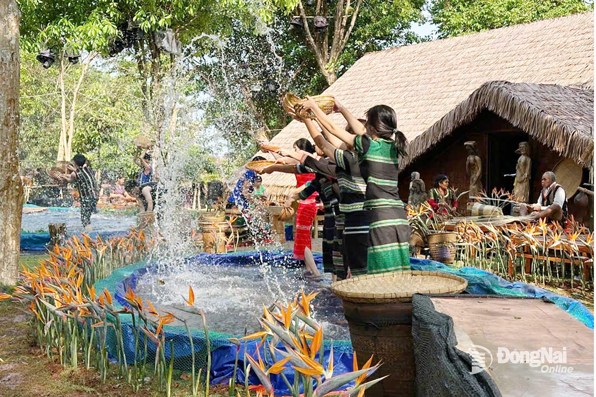 Trang phục thổ cẩm cách tân đã được sử dụng rộng rãi trong các lễ hội. Ảnh: Từ Huy