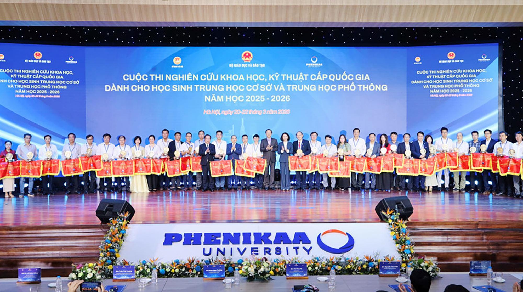 Đại diện Bộ Giáo dục và Đào tạo trao cờ lưu niệm cho các đơn vị dự thi. Ảnh: Bộ GD-ĐT