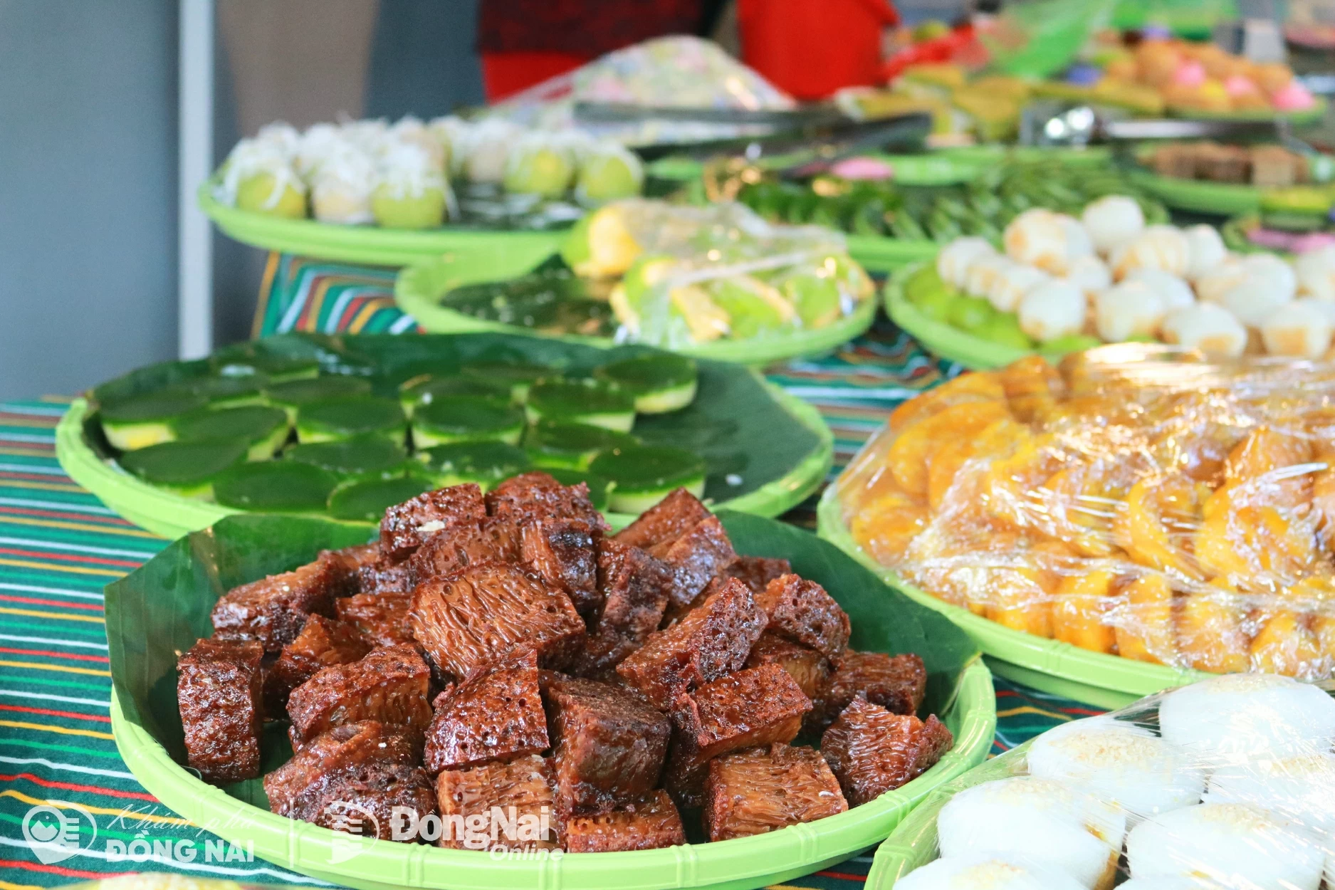 Quầy bánh được trưng bày gọn gàng, đầy màu sắc. Ảnh: Minh Hạnh