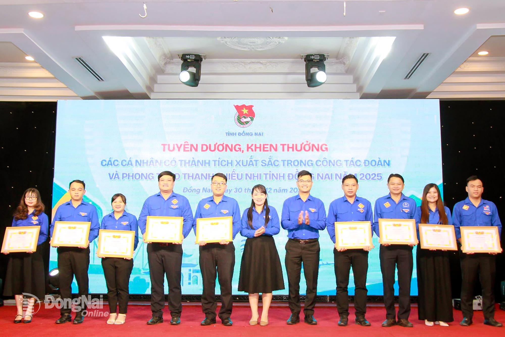  C&aacute;c Ph&oacute; B&iacute; thư Tỉnh đo&agrave;n Đồng Nai Nguyễn Trần Phương H&agrave; v&agrave; Phan Thế C&ocirc;ng trao bằng khen cho c&aacute;c c&aacute; nh&acirc;n. Ảnh: Nga Sơn