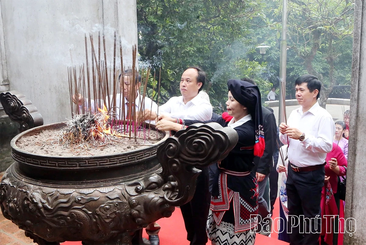 Đoàn đại biểu dự Đại hội Thi đua yêu nước dâng hương tưởng niệm các Vua Hùng