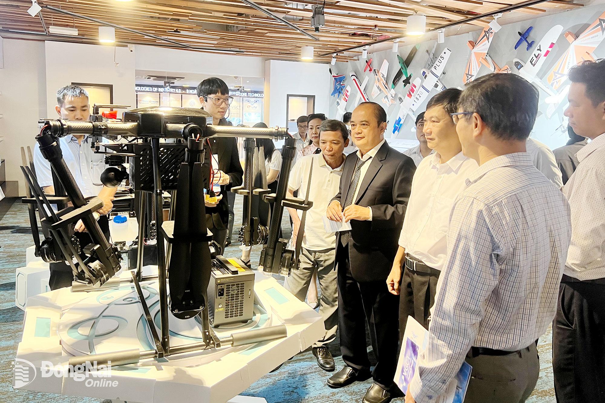 Ph&oacute; Gi&aacute;m đốc Sở Khoa học v&agrave; C&ocirc;ng nghệ V&otilde; Ho&agrave;ng Khai (h&agrave;ng trước, thứ 3 từ phải qua) c&ugrave;ng c&aacute;c nh&agrave; khoa học, giảng vi&ecirc;n của Đồng Nai tham quan, t&igrave;m hiểu c&aacute;c sản phẩm c&ocirc;ng nghệ số, đổi mới s&aacute;ng tạo tại CT Inovation Hub&nbsp;của Tập đo&agrave;n CT Group ở Th&agrave;nh phố Hồ Ch&iacute; Minh v&agrave;o th&aacute;ng 5-2025. Ảnh: Hải Qu&acirc;n
