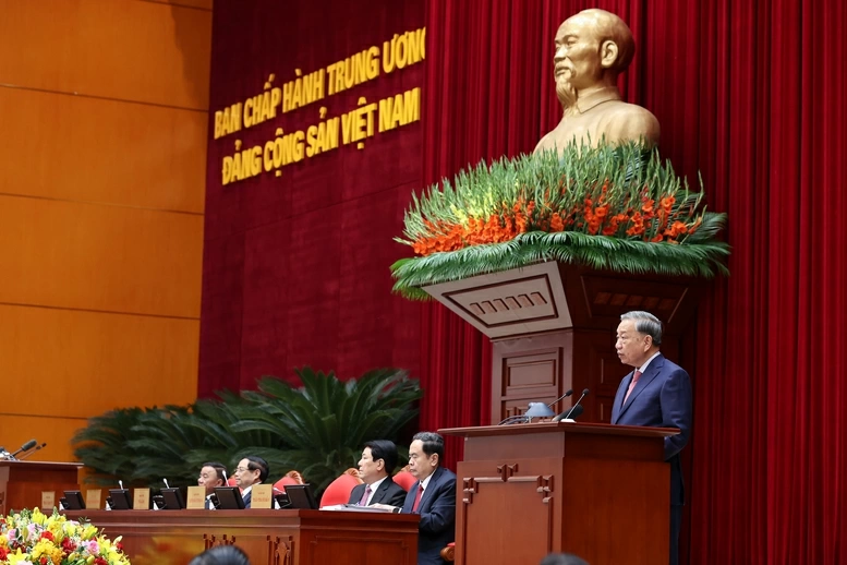 Tổng B&iacute; thư T&ocirc; L&acirc;m cho biết, Bộ Ch&iacute;nh trị đ&atilde; c&oacute; tờ tr&igrave;nh gửi Hội nghị về Dự thảo c&aacute;c văn kiện Tr&igrave;nh Đại hội XIV. To&agrave;n thể Đảng vi&ecirc;n v&agrave; đ&ocirc;ng đảo c&aacute;c tầng lớp Nh&acirc;n d&acirc;n đ&aacute;nh gi&aacute; rất cao việc Trung ương quyết định t&iacute;ch hợp nội dung 3 văn kiện - Ảnh: VGP/Nhật Bắc