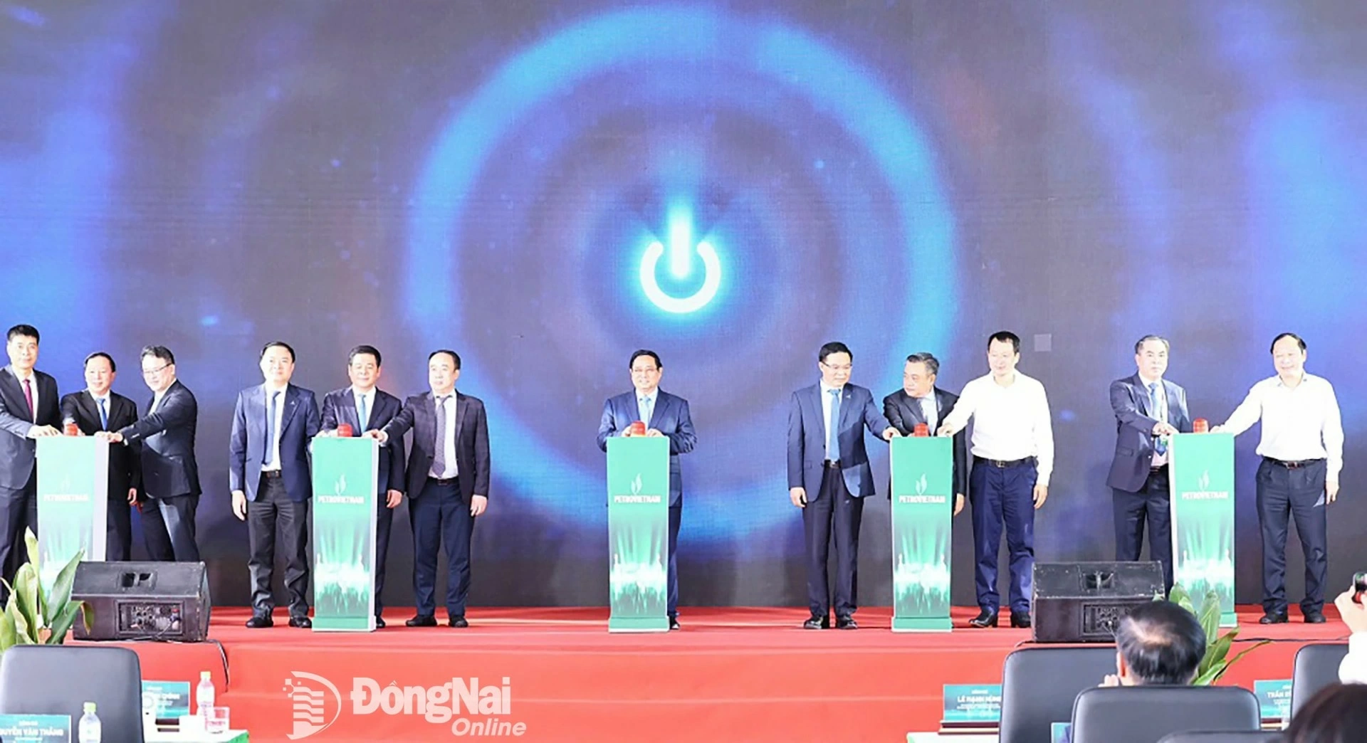 Thủ tướng Chính phủ Phạm Minh Chính và các đại biểu thực hiện nghi thức bấm nút khánh thành dự án. Ảnh: Công Nghĩa