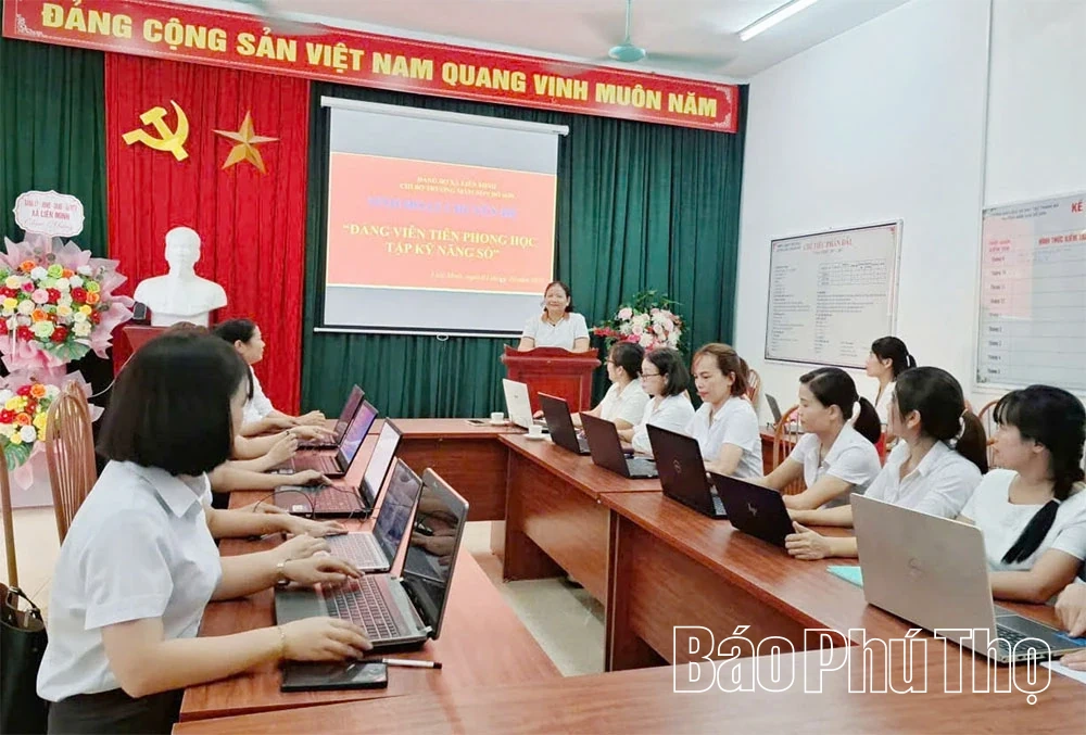 Đảng viên xã Liên Minh tiên phong học tập, làm chủ kỹ năng số