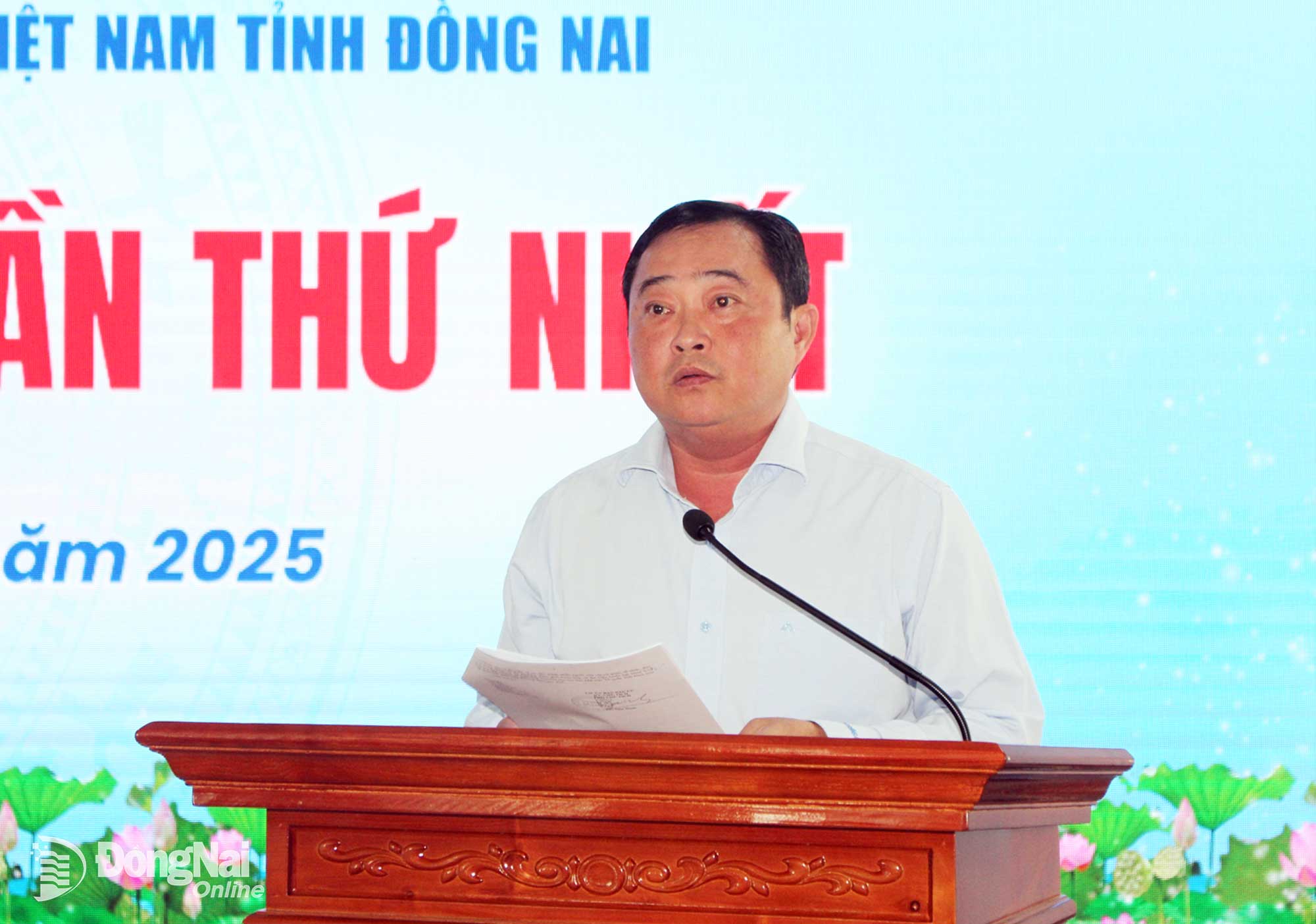 Tỉnh ủy viên, Giám đốc Sở Nội vụ Nguyễn Hữu Định trao đổi, giải thích làm rõ thêm các nội dung đại biểu có ý kiến. Ảnh: Hồ Thảo