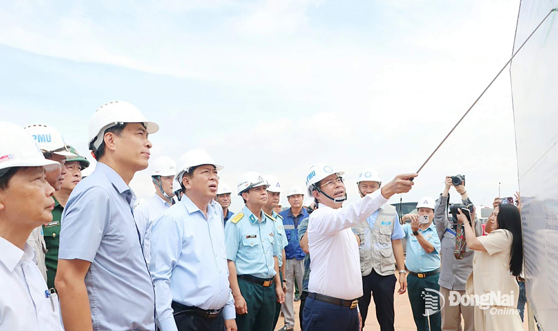 Đại diện Tổng công ty Cảng hàng không Việt Nam (ACV) báo cáo tiến độ thi công xây dựng đường cất hạ cánh thứ 2 Sân bay Long Thành. Ảnh: Phạm Tùng