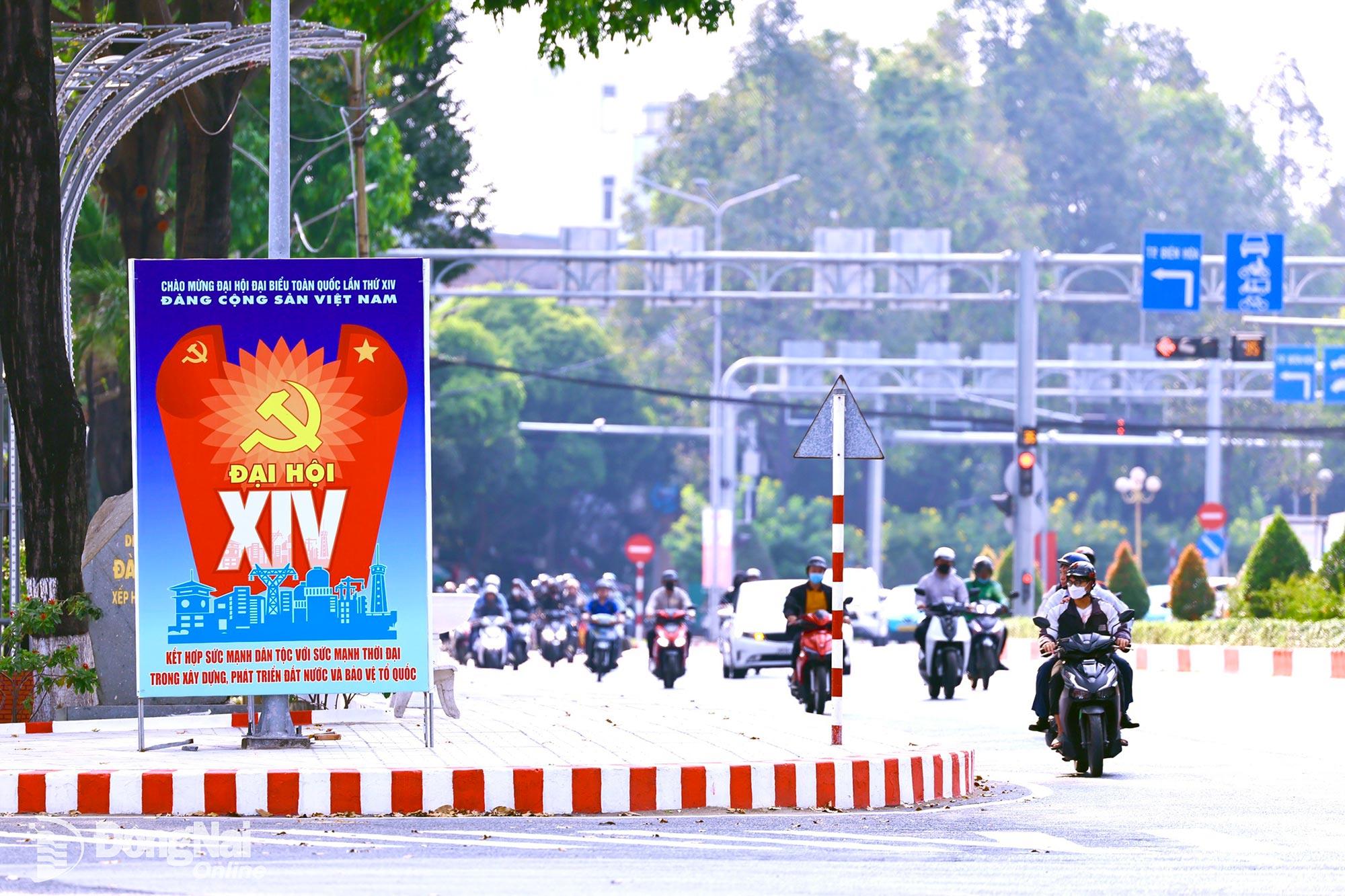 Đường phố tại phường Trấn Bi&ecirc;n được trang ho&agrave;ng nhiều tấm pa-n&ocirc; ch&agrave;o mừng Đại hội XIV của Đảng. Ảnh: C&ocirc;ng Nghĩa
