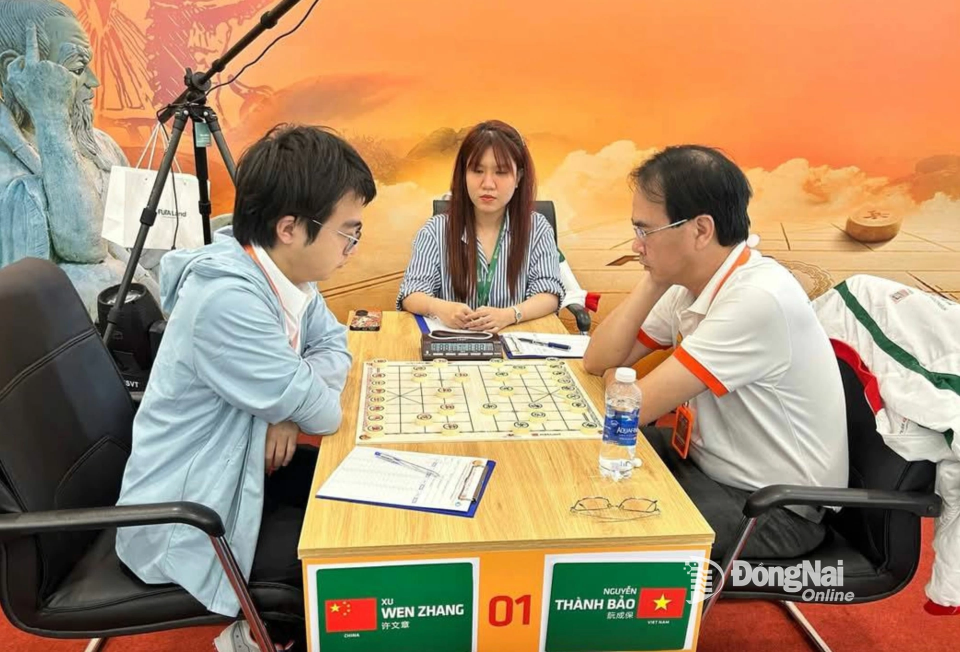 Nguyễn Th&agrave;nh Bảo (phải) đại chiến thần đồng Hứa Văn Chương tại chung kết Giải Cờ tướng c&aacute;c danh thủ quốc tế - C&uacute;p Phương Trang. Ảnh: ĐVCC  