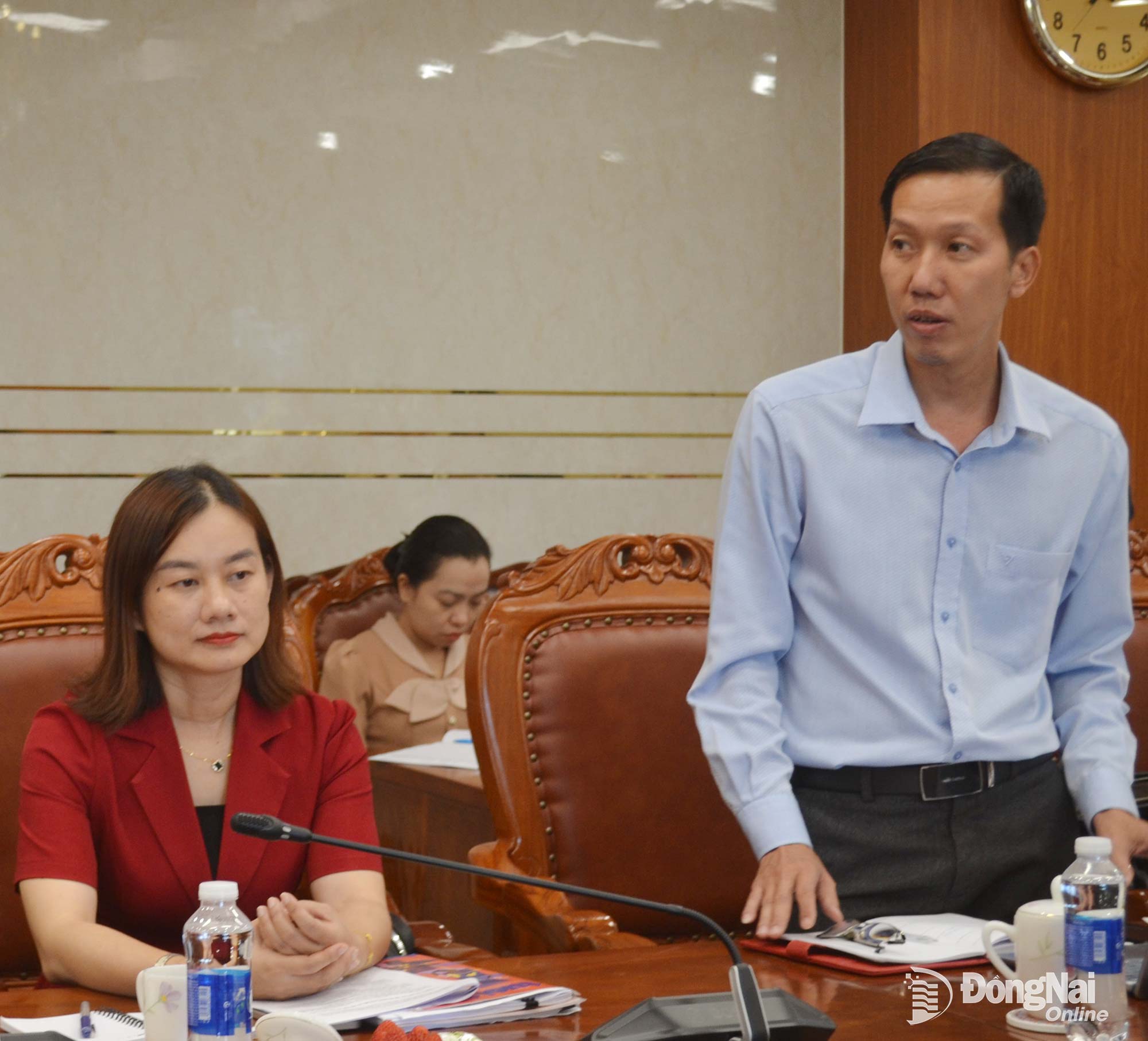 Phó Bí thư Thường trực Đảng ủy xã Trị An Đặng Huy Hiệu phát biểu tại buổi làm việc. Ảnh: Phương Hằng  