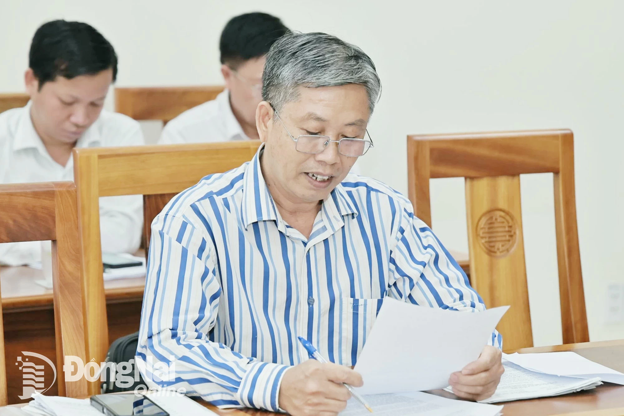 Công dân Đặng Bá Thực (phường Long Hưng) trình bày kiến nghị. Ảnh: Công Nghĩa