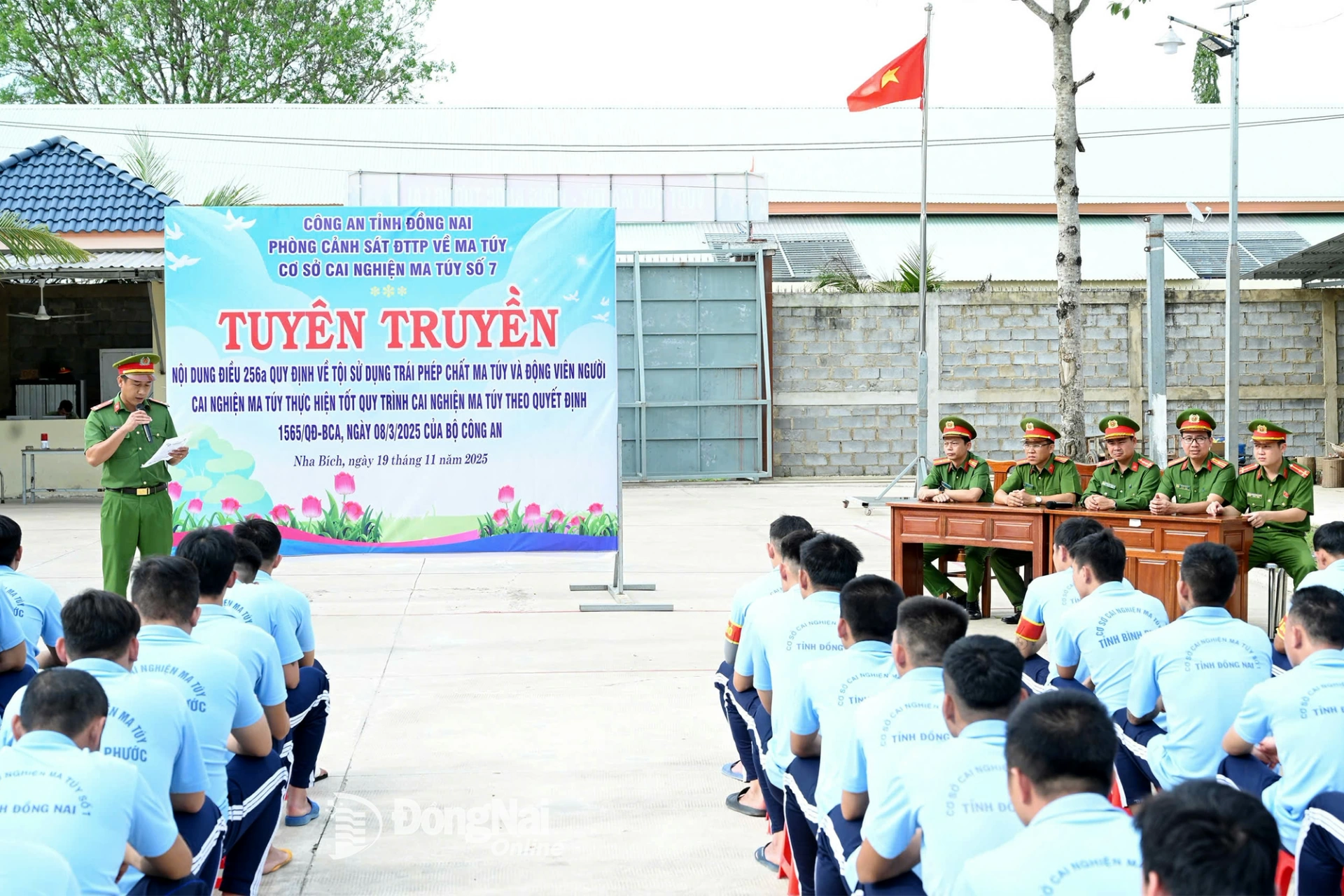 C&aacute;c học vi&ecirc;n tại Cơ sở cai nghiện ma t&uacute;y số 7 tham gia ch&agrave;o cờ đầu tuần v&agrave; c&aacute;c buổi tuy&ecirc;n truyền ph&aacute;p luật. Ảnh: CSCC