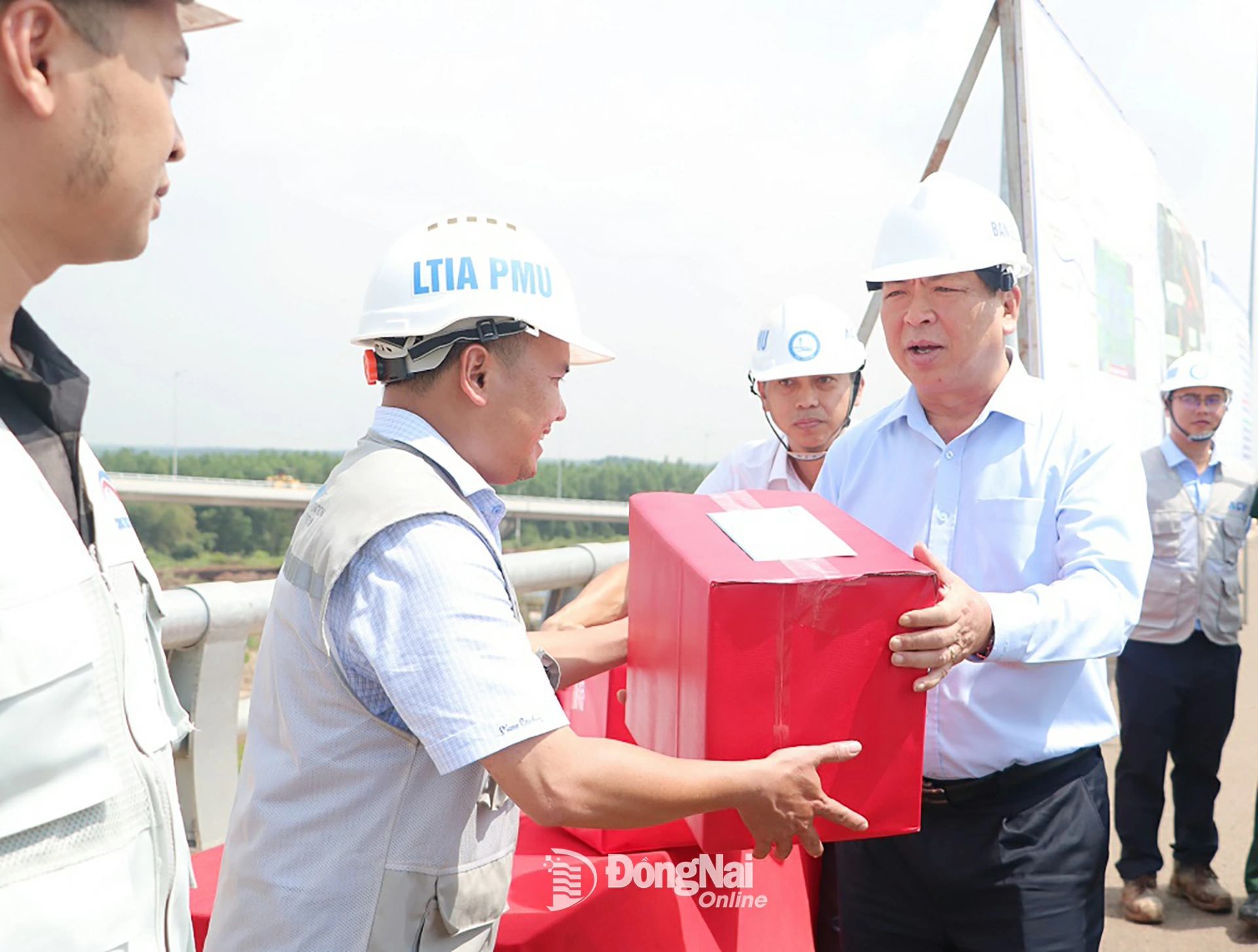 Ủy viên Trung ương Đảng, Bộ trưởng Bộ Xây dựng Trần Hồng Minh tặng quà động viên lực lượng thi công Dự án Sân bay Long Thành. Ảnh: Phạm Tùng