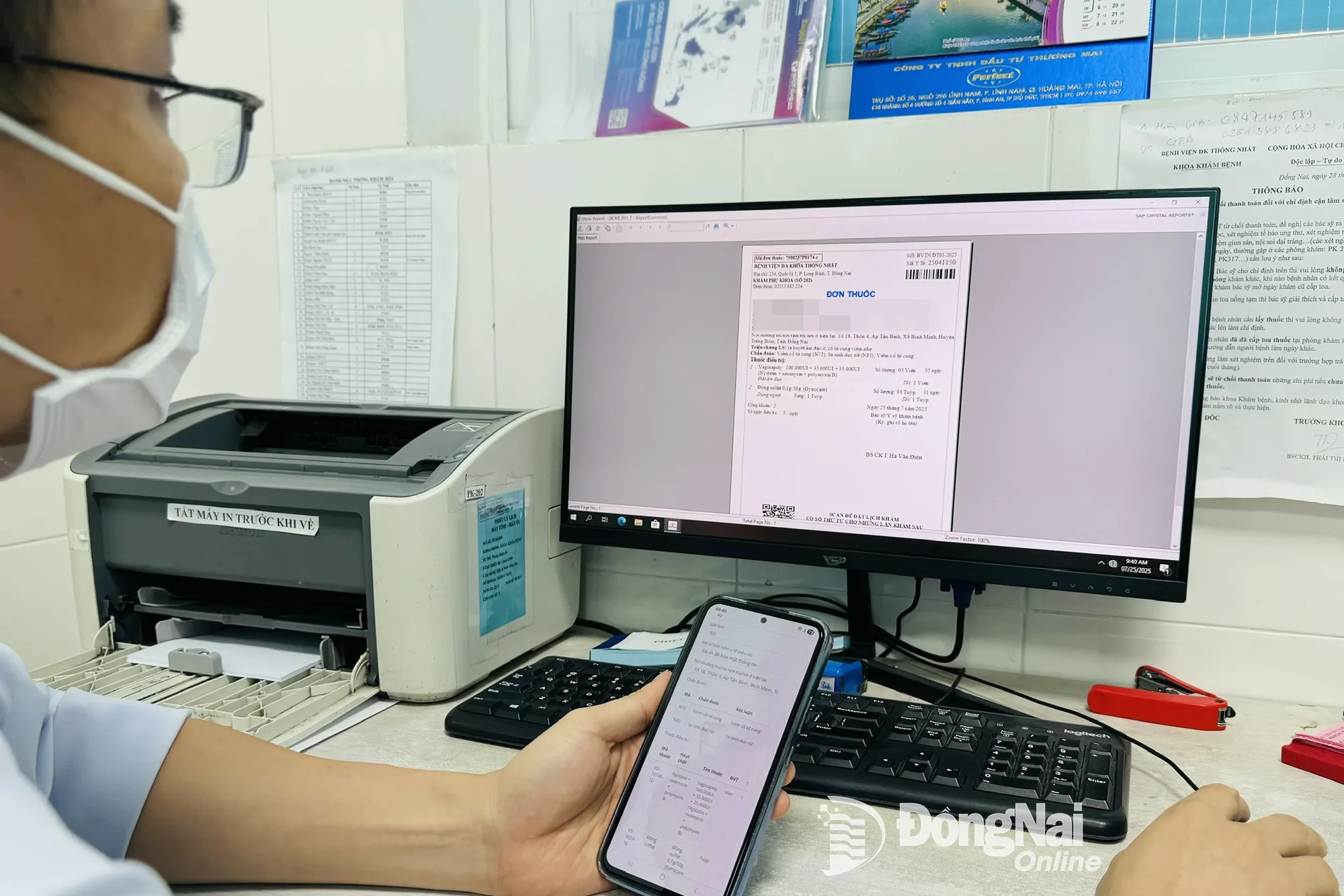 Bác sĩ Khoa Sản, Bệnh viện Đa khoa Thống Nhất kê đơn thuốc điện tử cho bệnh nhân sau khám bệnh. Ảnh: Hạnh Dung