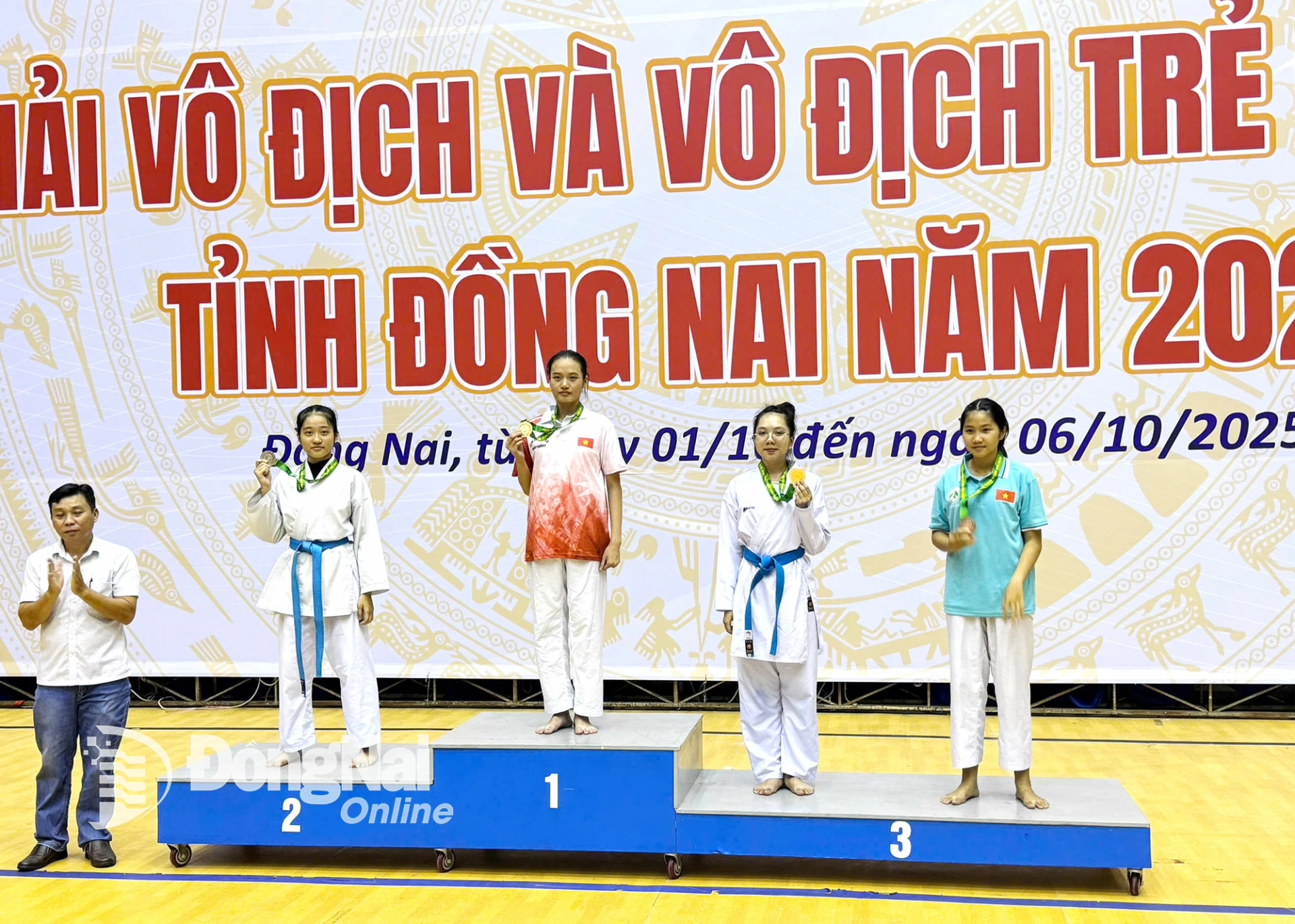 Ban tổ chức trao huy chương cho các vận động viên nữ đạt thành tích cao. Ảnh: ĐVCC