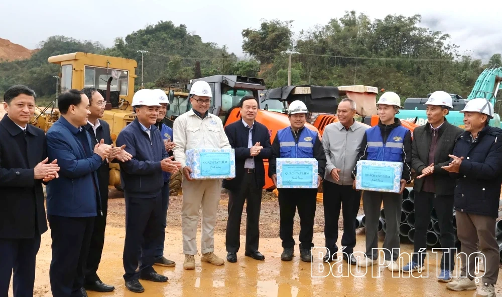 Phó Chủ tịch UBND tỉnh Quách Tất Liêm kiểm tra Dự án cao tốc Hòa Bình - Mộc Châu và tặng quà Tết công nhân