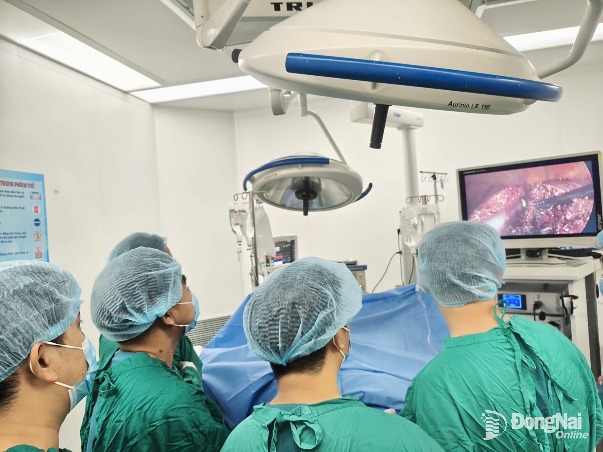 C&aacute;c b&aacute;c sĩ đang mổ nội soi cắt gan tại Bệnh viện Đa khoa Đồng Nai. Ảnh: B&iacute;ch Nh&agrave;n  