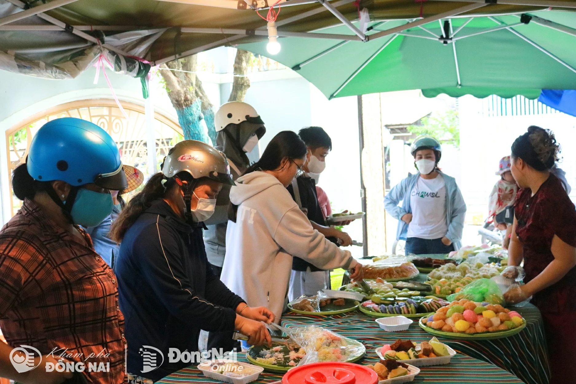 Quán bánh dân gian nằm trong con hẻm nhỏ ở phường Biên Hòa thu hút đông khách mỗi sáng. Ảnh: Minh Hạnh