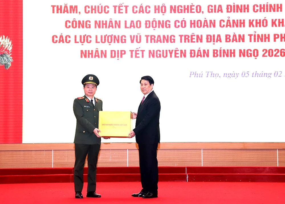 Chủ tịch nước Lương Cường thăm, tặng qu&agrave; v&agrave; ch&uacute;c Tết tại Ph&uacute; Thọ