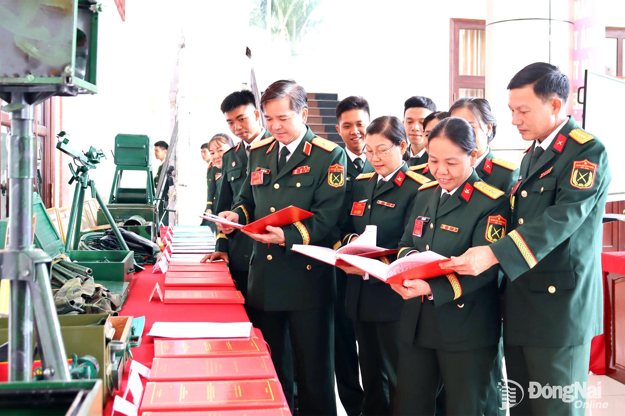 Thủ trưởng, cán bộ, đoàn viên, Hội Phụ nữ Trường Sĩ quan Lục quân 2 tham quan các mô hình sáng tạo của tuổi trẻ trưng bày tại Hội nghị Tổng kết 3 năm công tác quần chúng. Ảnh: Nguyệt Hà