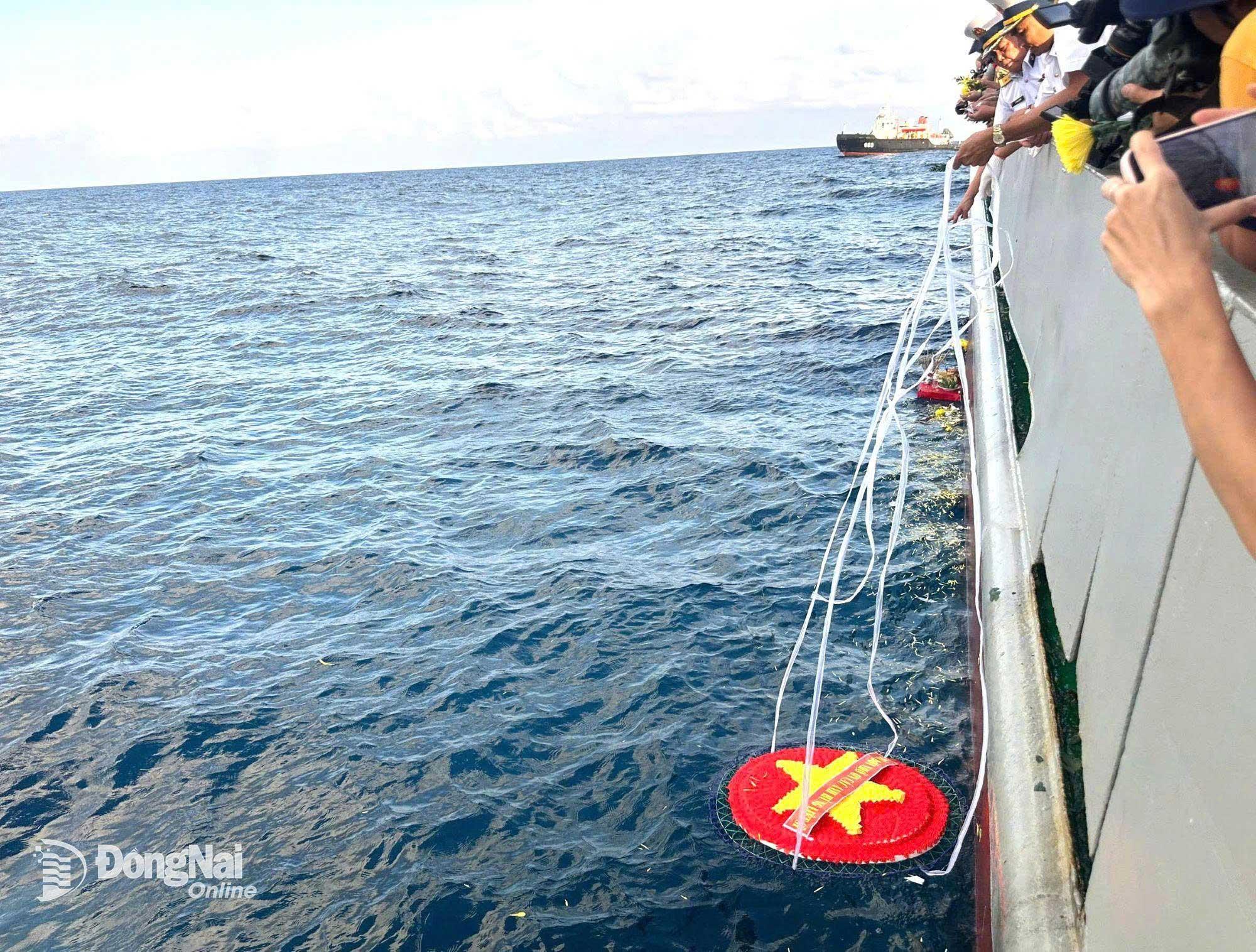 Nghi thức thả hoa v&agrave; hạc giấy sau lễ tưởng niệm. Ảnh: Ngọc Li&ecirc;n  