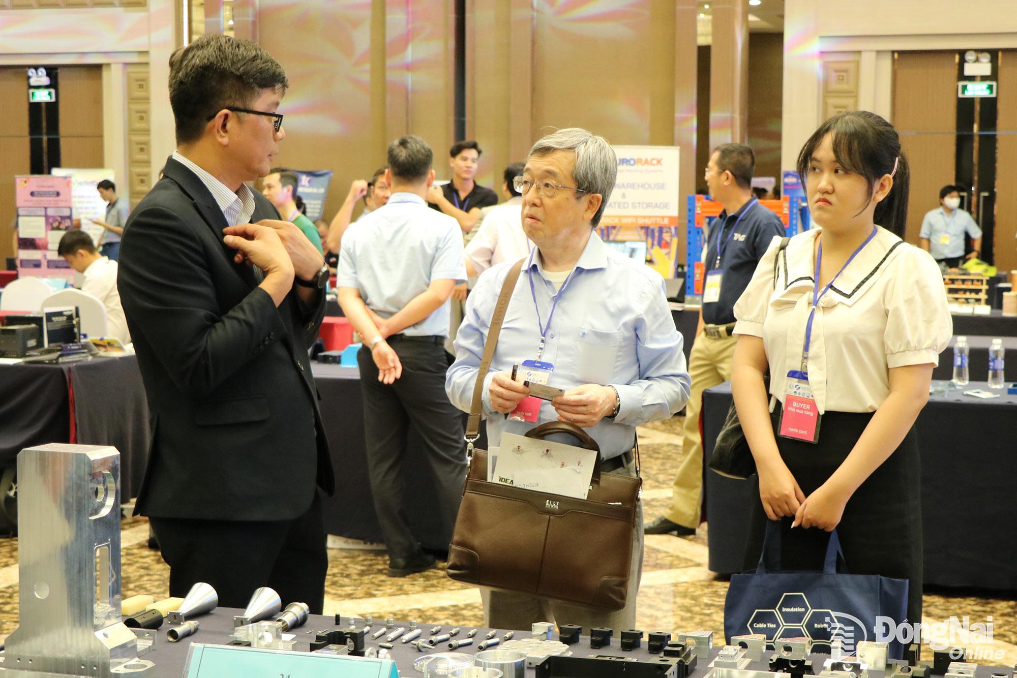 Các doanh nghiệp Việt Nam và nước ngoài tìm kiếm cơ hội giao thương tại một sự kiện do UBND tỉnh tổ chức. Ảnh: Vương Thế