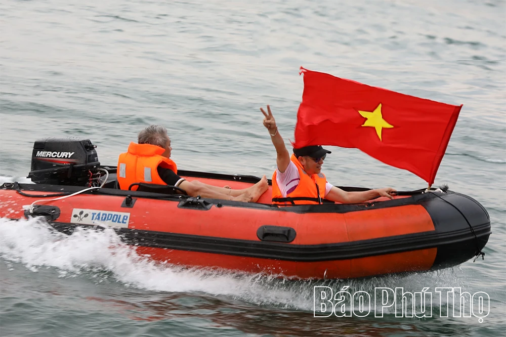 Mãn nhãn màn biểu diễn cano hơi nước tại Lễ cầu ngư