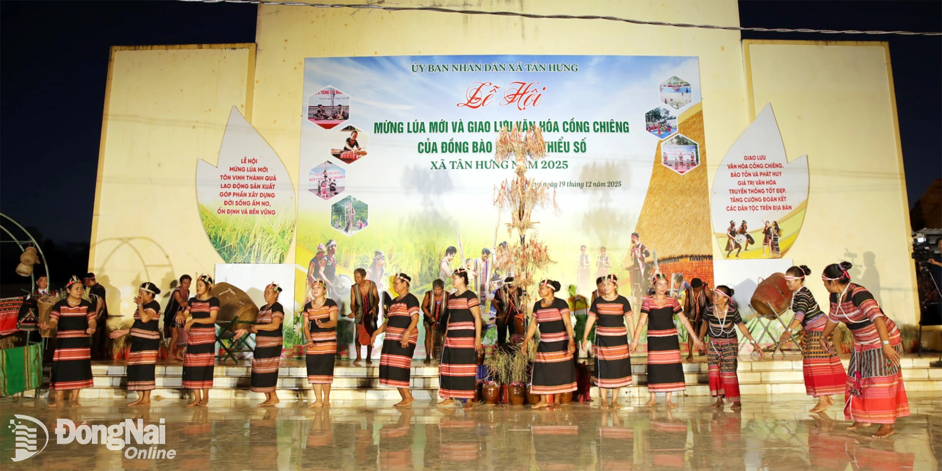 Tiết mục văn nghệ biểu diễn tại chương tr&igrave;nh. Ảnh: Trương Hiện