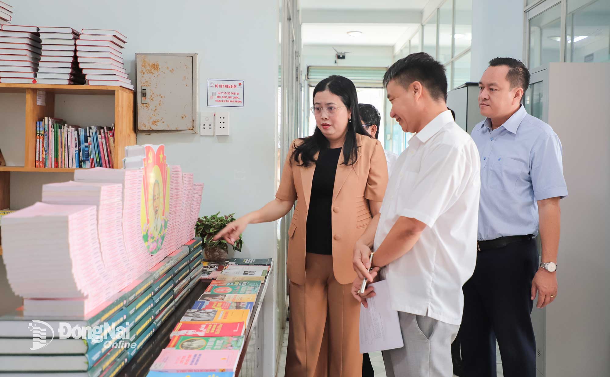 C&aacute;c đại biểu tham quan s&aacute;ch trưng b&agrave;y tại Thư viện tỉnh Đồng Nai cơ sở 2, phường B&igrave;nh Phước. Ảnh: My Ny