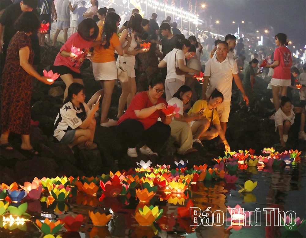 Lung linh đêm hội bên dòng Đà Giang
