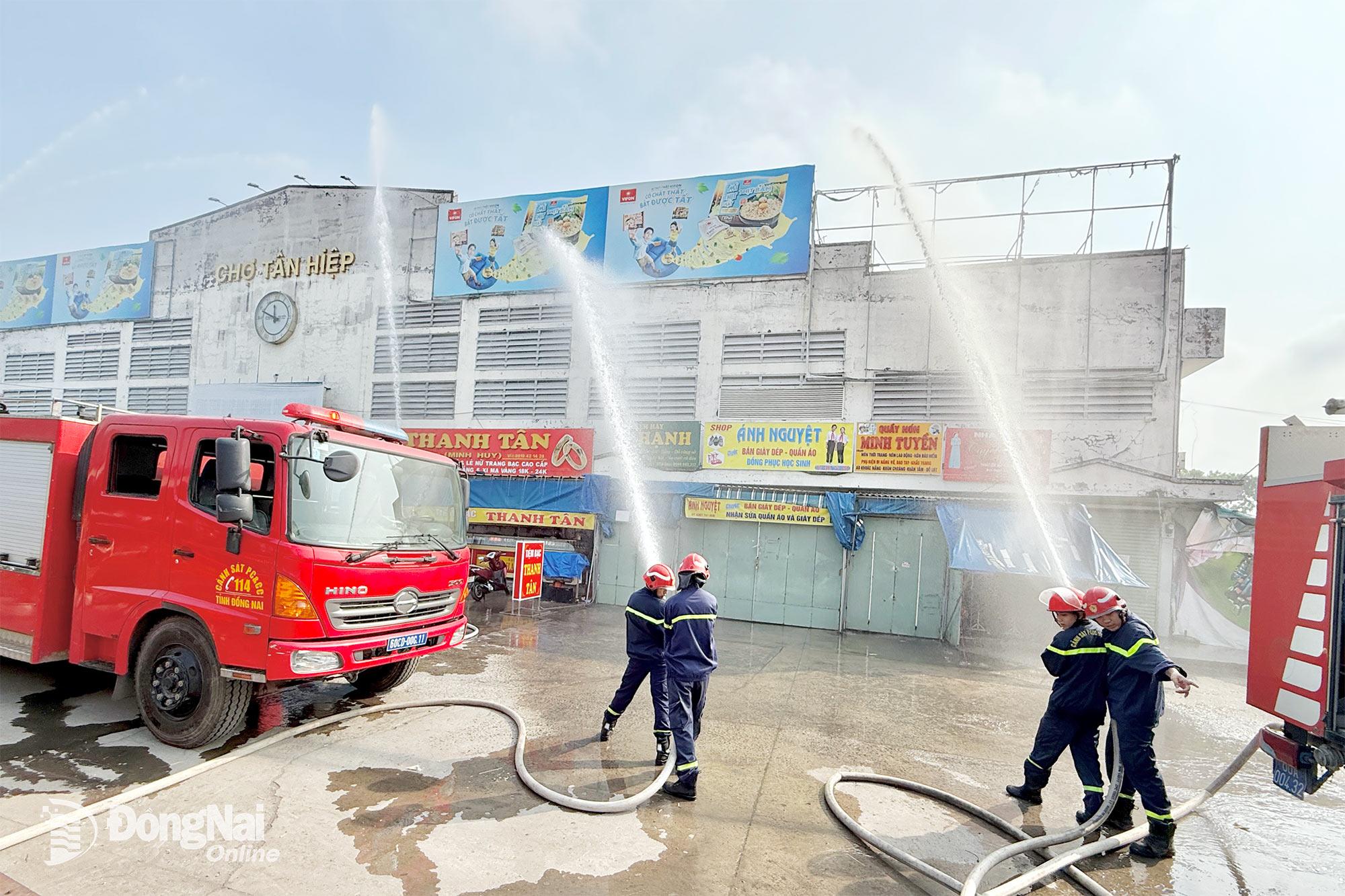 Ph&ograve;ng Cảnh s&aacute;t ph&ograve;ng ch&aacute;y, chữa ch&aacute;y v&agrave; cứu nạn, cứu hộ C&ocirc;ng an tỉnh Đồng Nai điều động 2 xe chữa ch&aacute;y, 1 xe bồn c&ugrave;ng 20 c&aacute;n bộ, chiến sĩ tham gia diễn tập. Ảnh: Đăng T&ugrave;ng